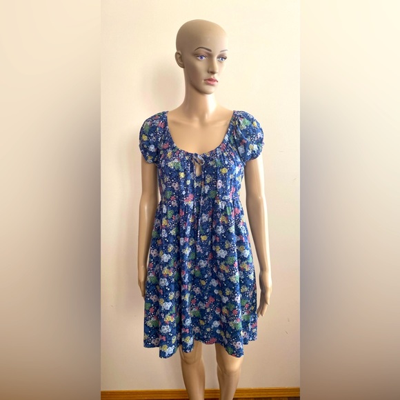 Universal Thread - Picture 1 of 3